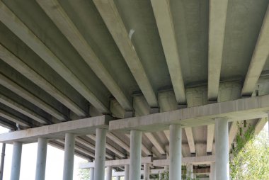 Beton sütunlu bir köprü manzaralı soyut endüstriyel fotoğraf.