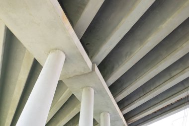 Beton sütunlu bir köprü manzaralı soyut endüstriyel fotoğraf.