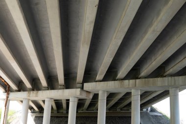 Beton sütunlu bir köprü manzaralı soyut endüstriyel fotoğraf.