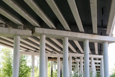 Beton sütunlu bir köprü manzaralı soyut endüstriyel fotoğraf.