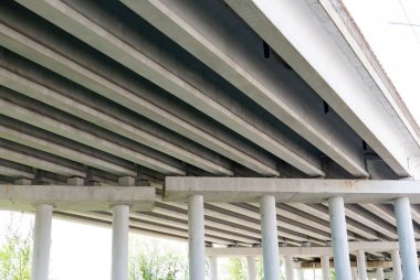 Beton sütunlu bir köprü manzaralı soyut endüstriyel fotoğraf.