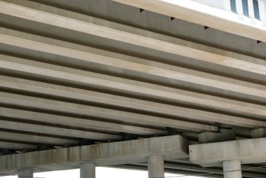 Beton sütunlu bir köprü manzaralı soyut endüstriyel fotoğraf.