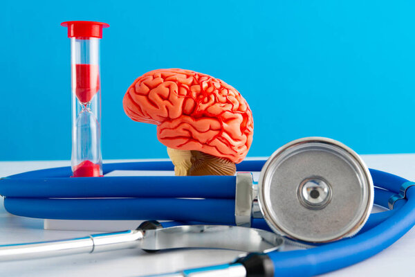 Здравоохранение и медицинская концепция человеческого мозга и песочных часов