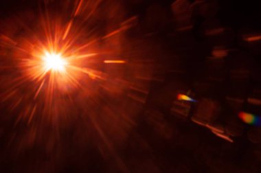 Siyah arkaplanda güneş parlıyor