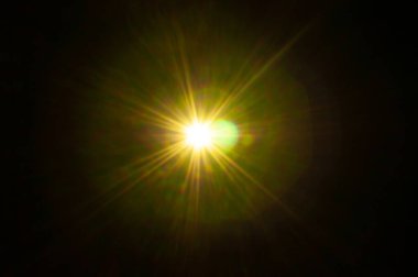 Siyah arkaplanda güneş parlıyor