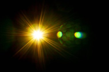 Siyah arkaplanda güneş parlıyor