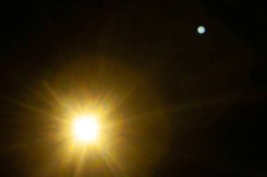 Siyah arkaplanda güneş parlıyor