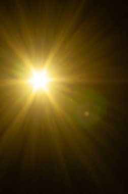 Siyah arkaplanda güneş parlıyor