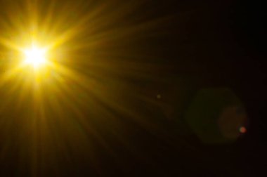 Siyah arkaplanda güneş parlıyor