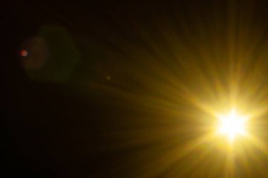 Siyah arkaplanda güneş parlıyor