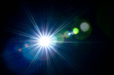 Siyah arkaplanda güneş parlıyor