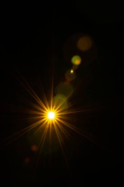 Siyah arkaplanda güneş parlıyor