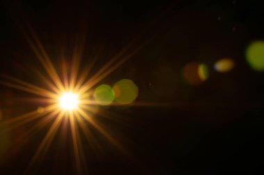 Siyah arkaplanda güneş parlıyor