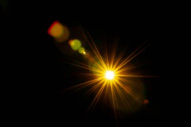 Siyah arkaplanda güneş parlıyor