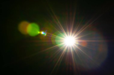 Siyah arkaplanda güneş parlıyor