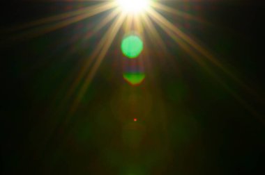 Siyah arkaplanda güneş parlıyor