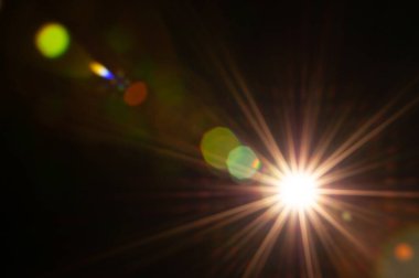 Siyah arkaplanda güneş parlıyor