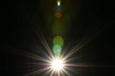 Siyah arkaplanda güneş parlıyor