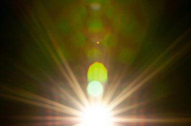 Siyah arkaplanda güneş parlıyor