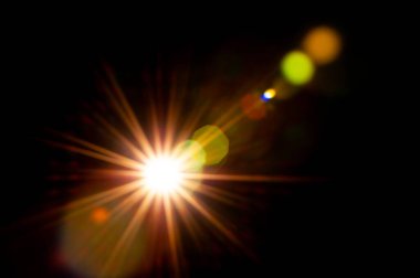 Siyah arkaplanda güneş parlıyor