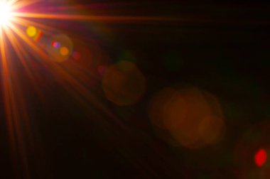 Siyah arkaplanda güneş parlıyor