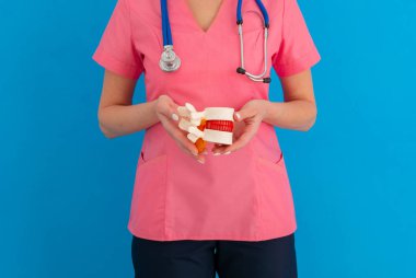 Tıbbi klinikte anatomik bel fıtığı örnek doktoru elinde tutuyor. Omurgalar arası fıtık tedavisi