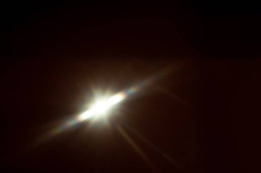 Siyah arkaplanda güneş parlıyor