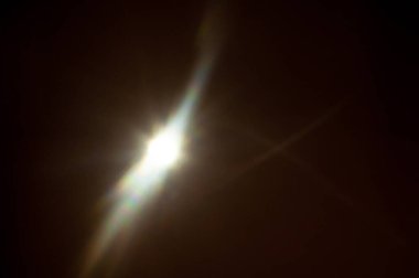 Siyah arkaplanda güneş parlıyor