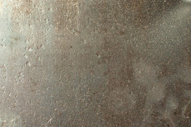 Cam pencereye su damlaları