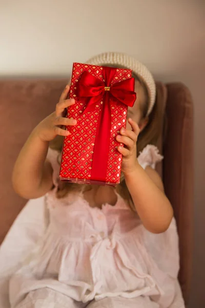 Girl Little Gift Box Open Pretty Home Birthday Child Happy — Stock fotografie