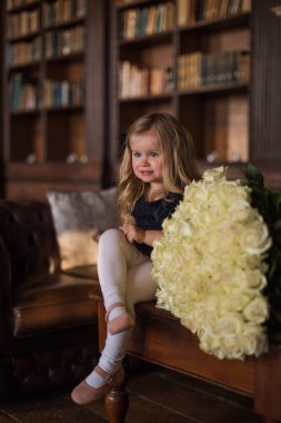Büyük bir buket çiçek içinde ile poz güzel küçük kız 