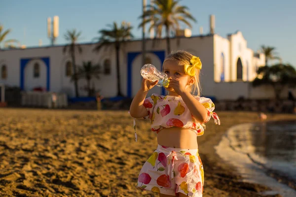 Sahilde su içen küçük kız