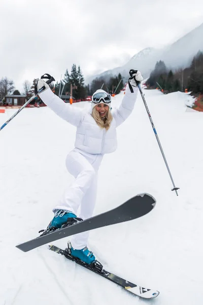 Девушка Лыжах — стоковое фото