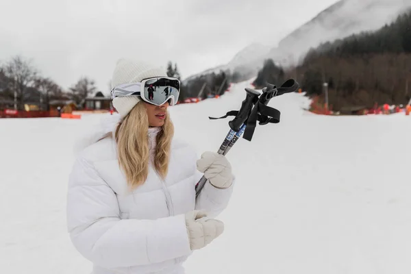 Девушка Лыжах — стоковое фото