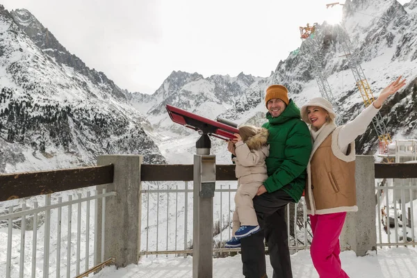Chamonix Frankreich Große Hirizontale Ansicht Einer Familie Die Nach Blickt — Stockfoto