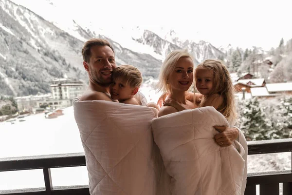 早朝に毛布に覆われたバルコニーに立つ家族 — ストック写真