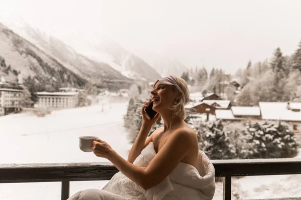 Een Vrouw Met Een Kopje Koffie Het Balkon Het Hotel — Stockfoto