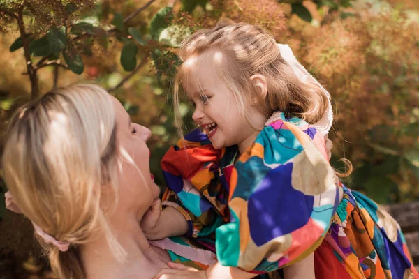 Giovane Madre Che Siede Con Sua Piccola Figlia Nel Giardino — Foto Stock