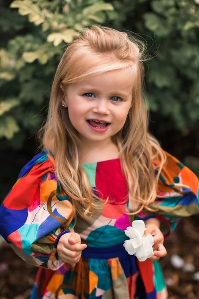 Retrato Una Niña Pequeña Florecimiento Jardín Rosas Lindo —  Fotos de Stock