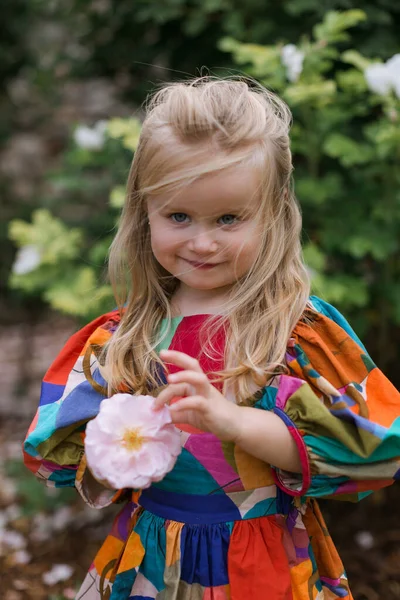 Ritratto Bambina Giardino Rose Fiore Carino — Foto Stock