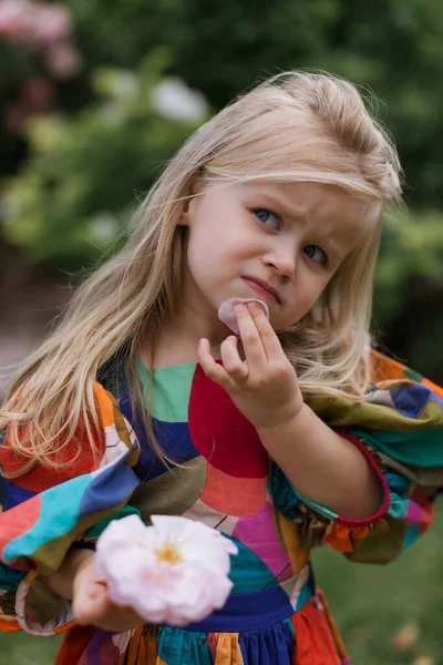 Retrato Menina Pequena Criança Jardim Rosas Florescendo Bonito — Fotografia de Stock