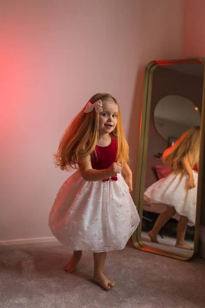 Linda Niña Hermoso Vestido Está Bailando Habitación Color Rojo Claro —  Fotos de Stock