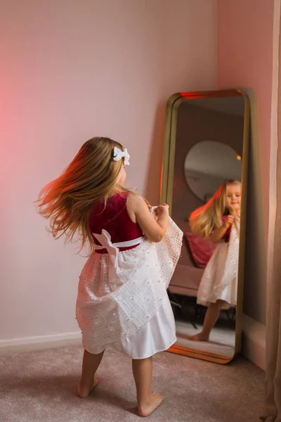 Κοριτσάκι Fashionista Κοιτάζοντας Στον Καθρέφτη Στο Σπίτι Μια Κόκκινη Φούστα — Φωτογραφία Αρχείου