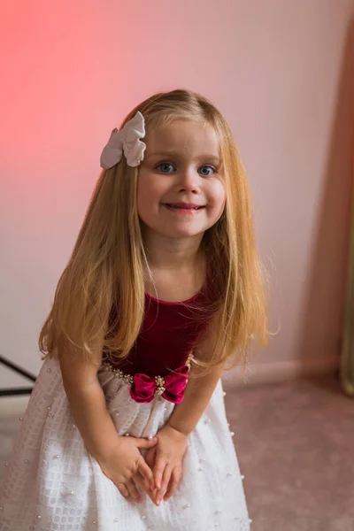Κομψό Χαρούμενο Κοριτσάκι Όμορφο Κοριτσάκι Φόρεμα Πορτρέτο Του Μικρού Κοριτσιού — Φωτογραφία Αρχείου