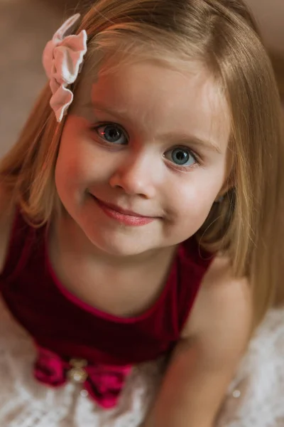 Κοντινό Στυλάτο Χαρούμενο Κοριτσάκι Όμορφο Κοριτσάκι Πορτρέτο Μικρού Κοριτσιού Πρόσωπο — Φωτογραφία Αρχείου