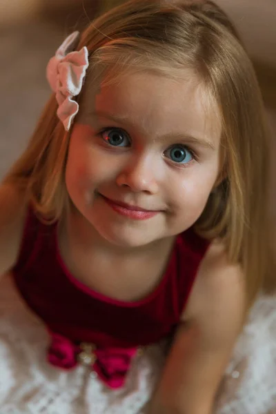 Κοντινό Στυλάτο Χαρούμενο Κοριτσάκι Όμορφο Κοριτσάκι Πορτρέτο Μικρού Κοριτσιού Πρόσωπο — Φωτογραφία Αρχείου