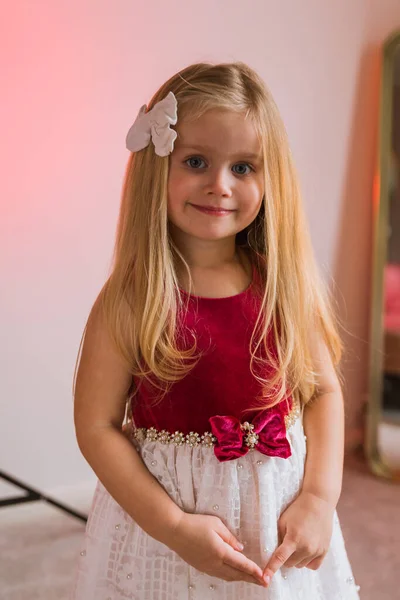 Κομψό Χαρούμενο Κοριτσάκι Όμορφο Κοριτσάκι Πορτρέτο Μικρού Κοριτσιού Πρόσωπο Μωρού — Φωτογραφία Αρχείου