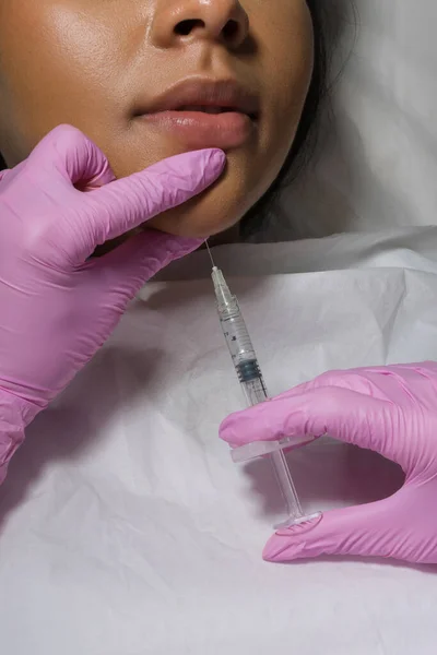 Mulher Jovem Recebendo Injeção Botox Clínica Beleza Foto Alta Qualidade — Fotografia de Stock