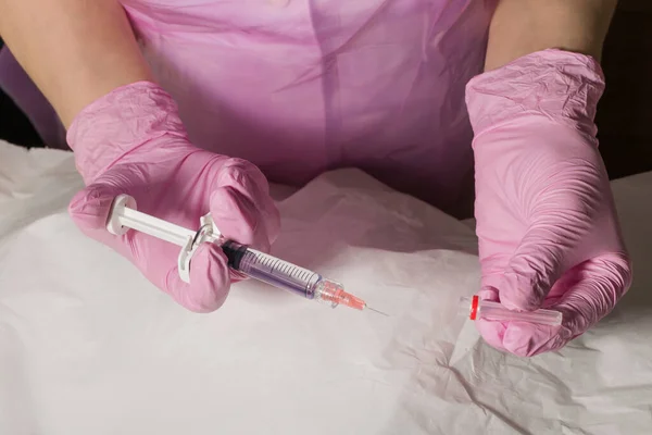 Injekciós Technikák Előkészítése Orvos Kozmetológus Egy Ajaknagyobbító Gyógyszert Tart Kezében — Stock Fotó