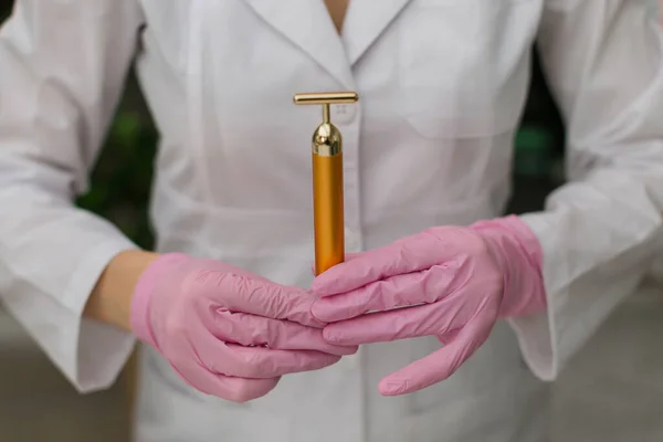 Fecskendő Orvosi Injekció Kézben Tenyér Vagy Ujjak Gyógyszer Műanyag Védőoltóberendezés — Stock Fotó
